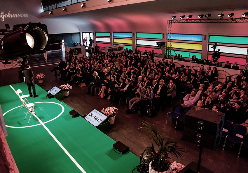 Convention Johnson and johnson, palco allestito come un campo di calcio
