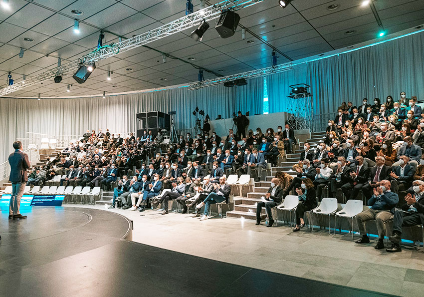 Convention Kinto, il realtore pala alla platea coaudiuvato dal teleprompter