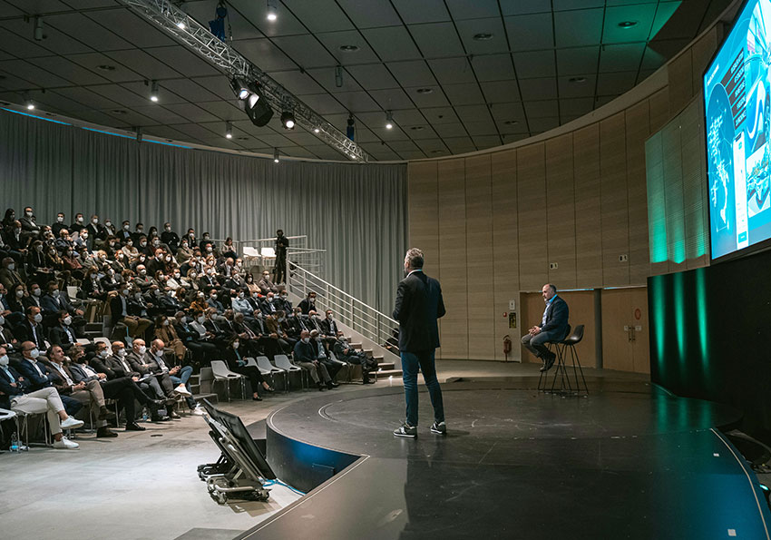 Convention Lexus, il relatore al centro del palco si rivolge alla platea, sulla destra lo schermo con la presentazione aziendale