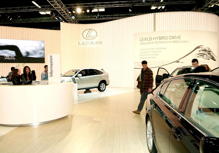stand Lexus: console con hostess, auto in esposizione e backdrop personalizzato