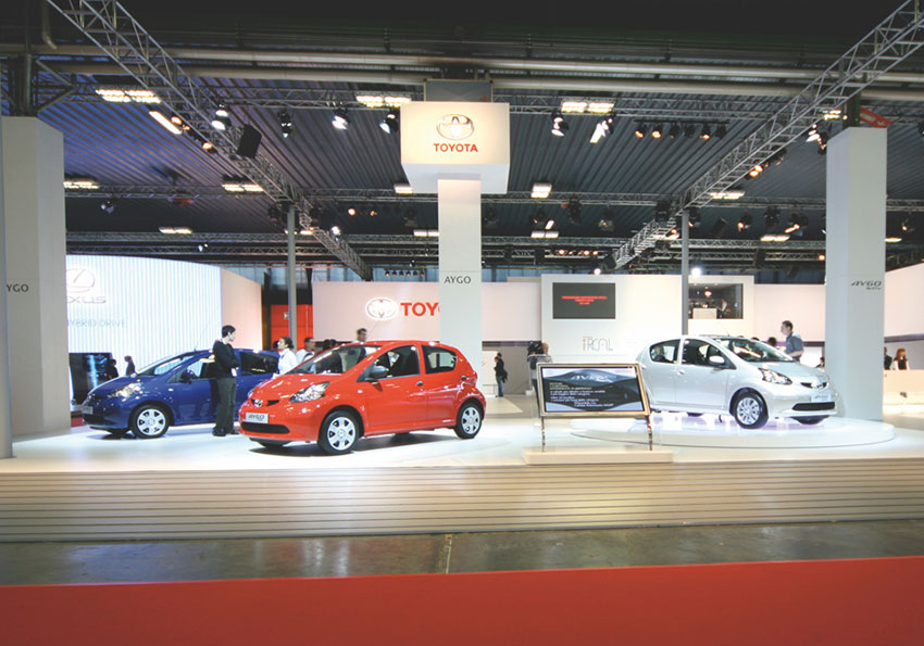 auto Toyota in esposizione presso lo stand aziendale personalizzato