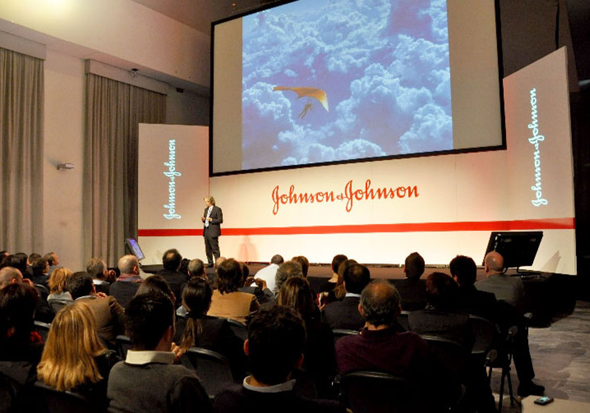 evento Johnson&Johnson, palco personalizzato, relatore che parla alla platea