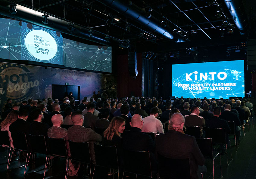 Platea evento aziendale corredato di grandi schermi per la presentazione