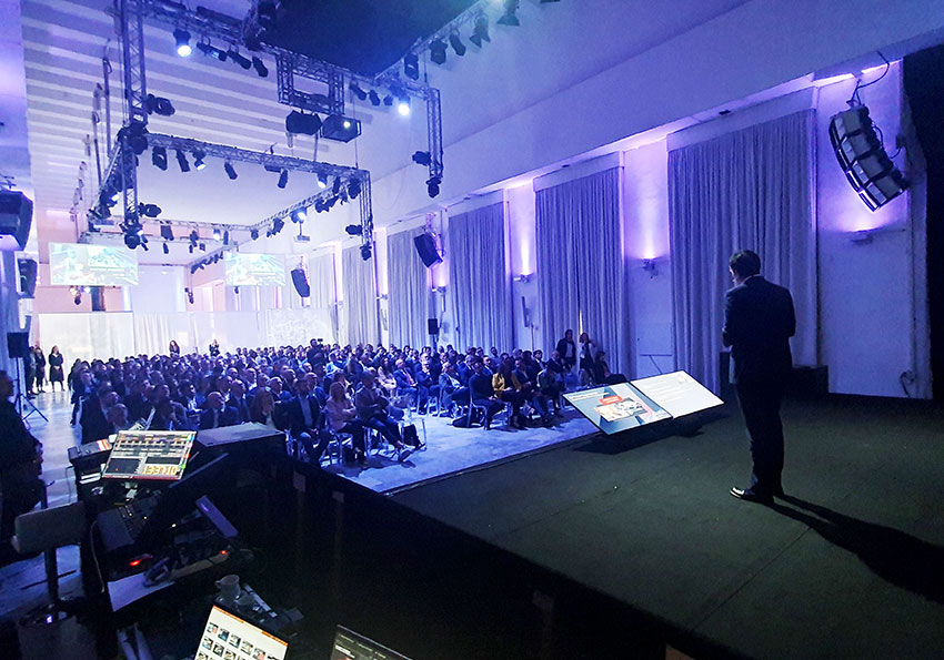 Relatore evento aziendale che parla alla platea di un evento aziendale