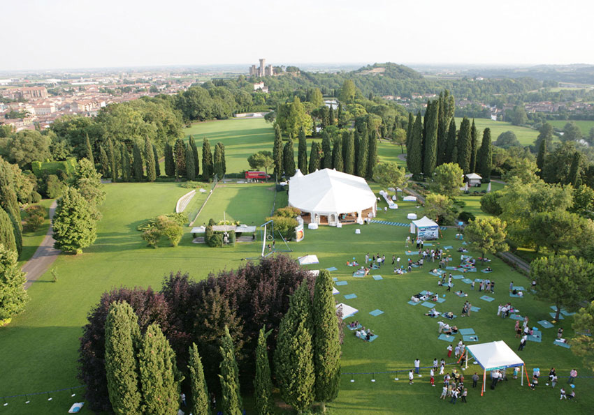 Stand e gazebo allestiti in un grande parco per un evento aziendale Listerine