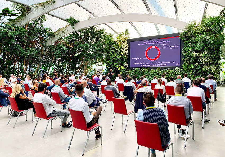 Platea segue ttralatore che illustra una presentazione durante un evento aziendale