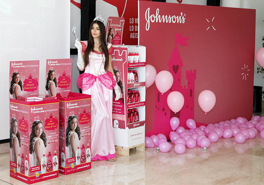 Hostess vestita da fata presso lo stand johnson and johnson allestito per il lancio di uno shampoo per bambini