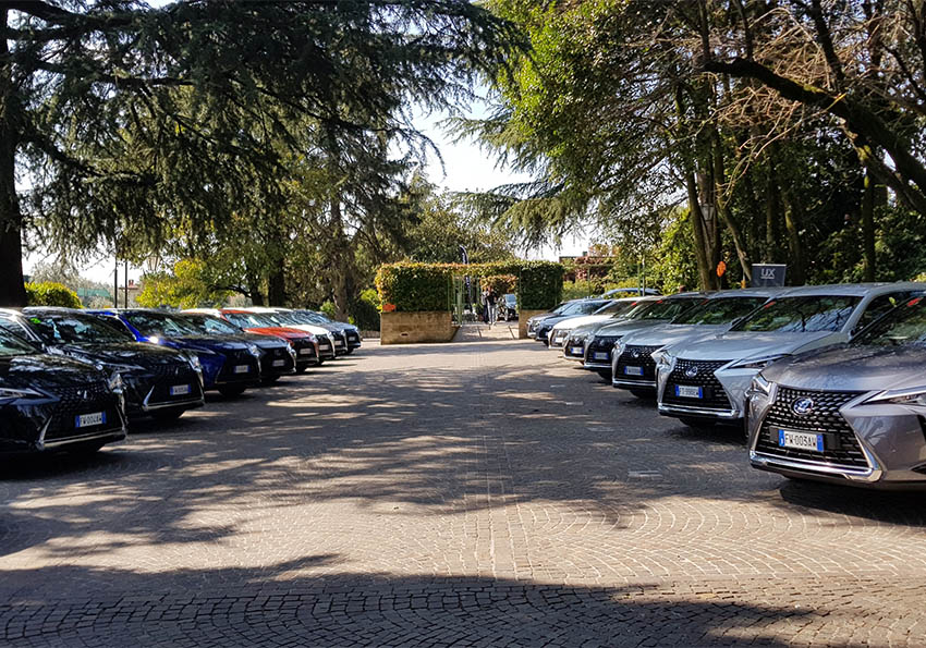 parco auto durante il lancio alla stampa della Lexus UX