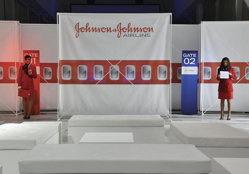 allestimento stile aereoporto durante il lancio prodotto di johnson & johnson airline