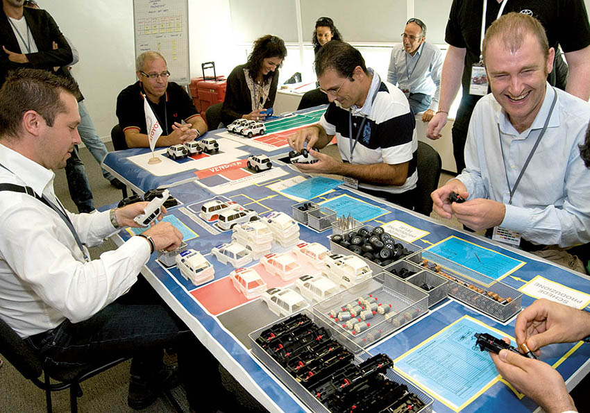 team building toyota car partecipanti assemblano modellini auto