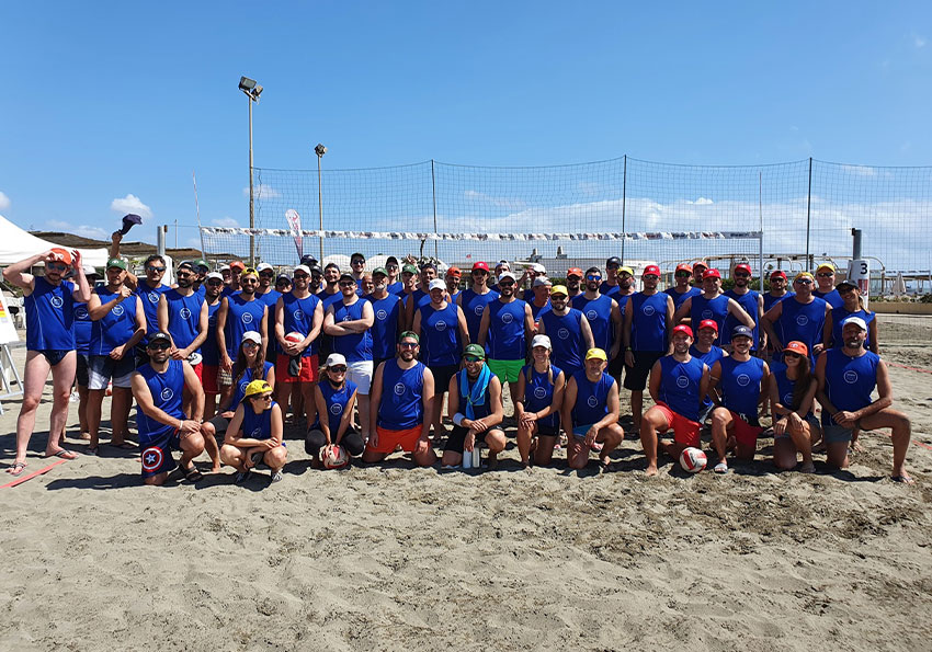 foto di gruppo del team Toyota durante il team building di beach volley