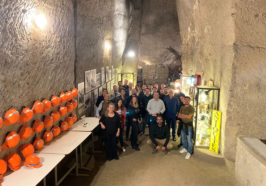 foto di gruppo durante la visita di Napoli sotterranea durante un evento di team building