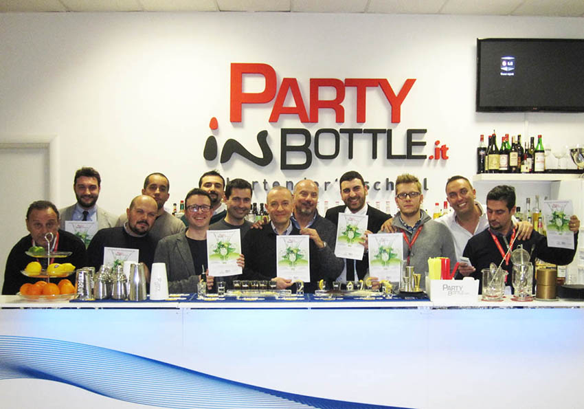 foto di gruppo durante team building 'Party in bottle.it'