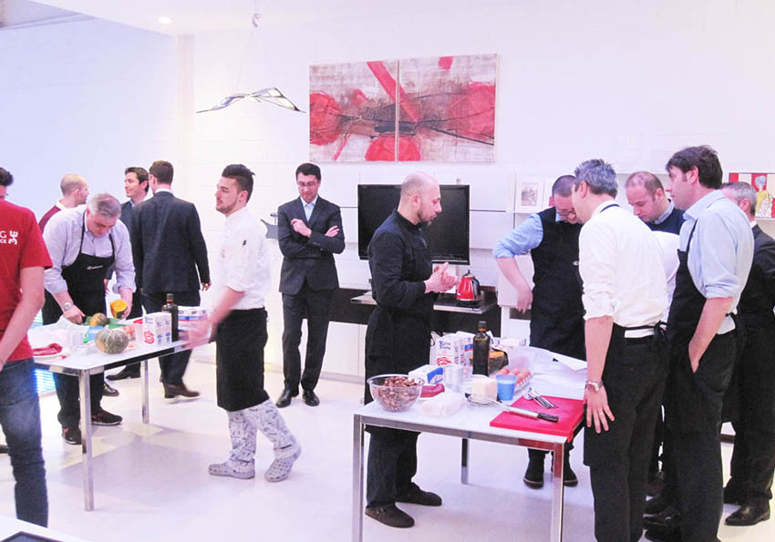 Team building gastronomico, preparazione ricette aiutati dallo chef