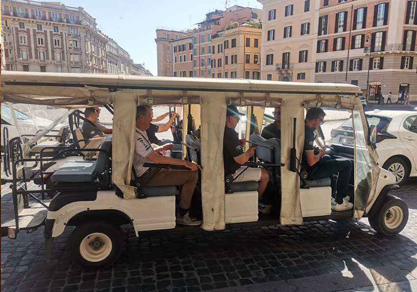 gruppo in golf car presso villa Borghese durante team building