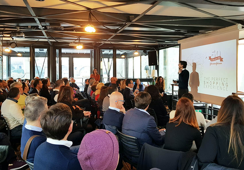 Relatore iluustra alla platea la presentazione durante il Training Johnson & Johnson