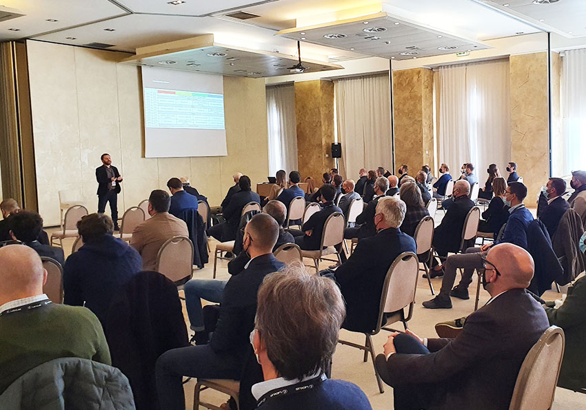 Training Lexus Nx, il relatore parla alla platea