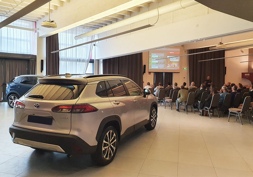 auto in esposizione durante training toyota